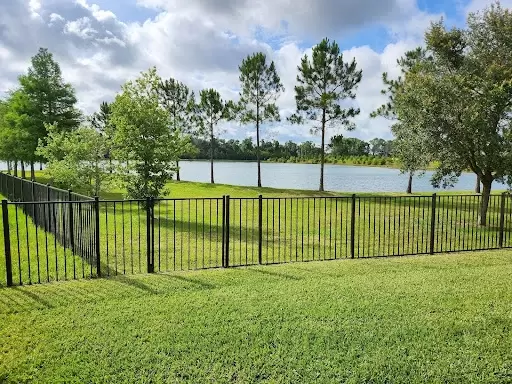 Как выбрать ограждение для водоема: нормы, безопасность и материалы